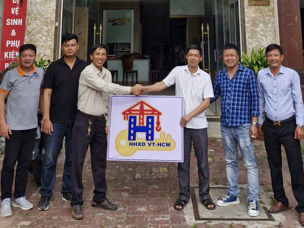 BCH Hội Thầu Xây Dựng VT-HCM thăm hỏi và trao Logo biểu tượng của HHXD VT-HCM đến DN Tiến Phương Nam