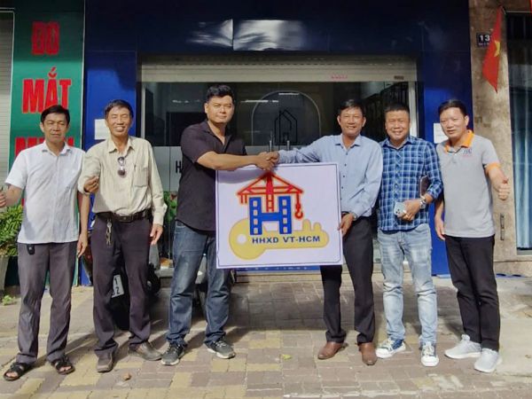 BCH Hội Thầu Xây Dựng VT-HCM thăm hỏi và trao Logo biểu tượng của HHXD VT-HCM đến Công ty CP Thương Mại Đầu Tư Tổng Hợp HOÀNG NAM