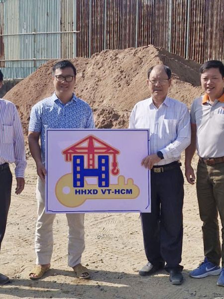 BCH Hội thầu xây dựng VT - TP.HCM thăm và trao Logo đến CÔNG TY TNHH KỸ THUẬT PHÚ VINH-BÃI CÁT ĐÁ VLXD