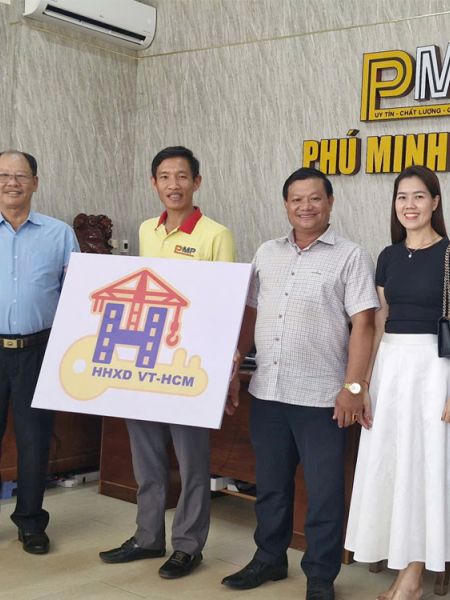 BCH Hội Thầu Xây Dựng VT-HCM thăm hỏi và trao Logo biểu tượng của HHXD VT-HCM đến Công ty TNHH TM TH Phú Minh Phong